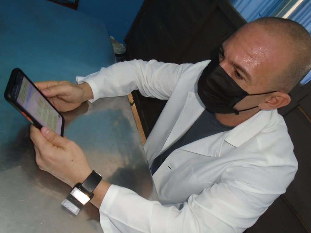 Johan Michel Mayo Sánchez, presidente del Capítulo Pro-vincial de Psicología de la Salud, participa en la asistencia a los pacientes desde las redes sociales