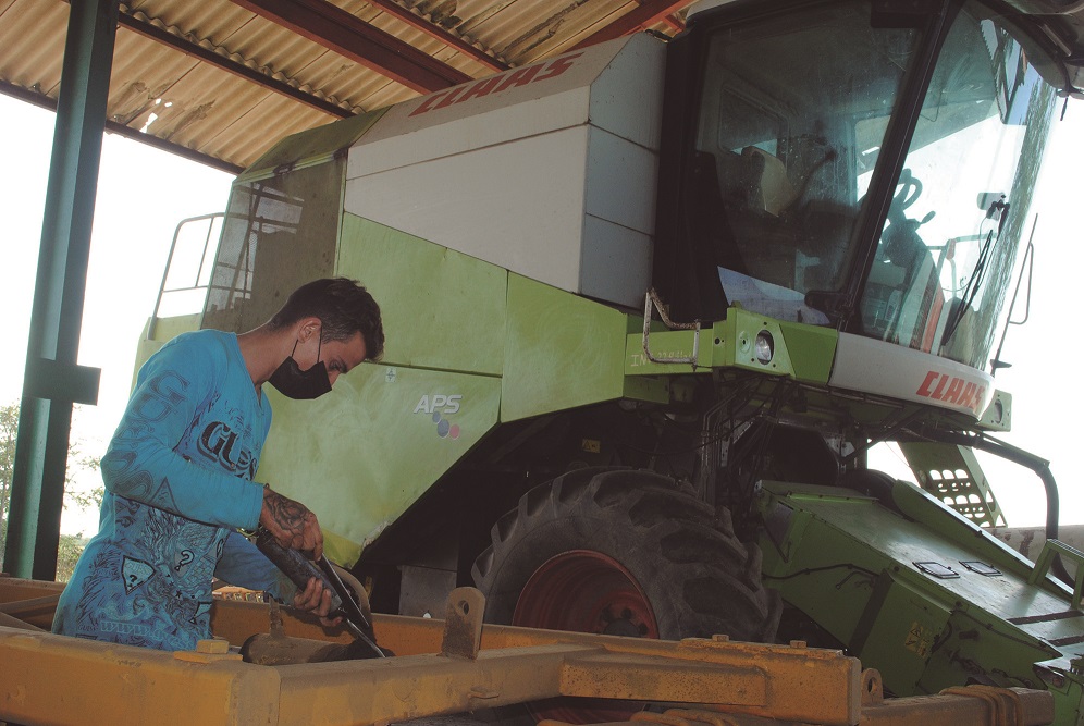 Yan Manuel Frenes participó en la conversión de un motor de camión a una máquina cosechadora de arroz / Foto: Humberto Lister