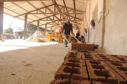 Una salida a los elevados precios radica en desencadenar las potencialidades locales para la producción de materiales de construcción