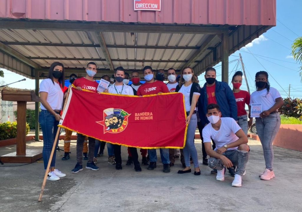 La Bandera de Honor de la UJC es la máxima distinción que otorga el Comité Nacional de la Unión de Jóvenes Comunistas a centros con resultados relevantes en su quehacer diario