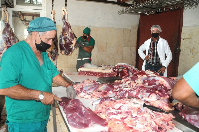 EL CLIENTE participa en todo el proceso: sugiere, opina, decide qué hacer con su res y cómo comercializarla. Este día sacrificaron tres toros de tercera (1 079 kilos de peso en pie), dos de segunda (783 kilos) y uno de primera (421 kilos) / Foto: Otoniel Márquez