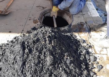 Labores de saneamiento en el sistema de alcantarillado procuran mejoras en el drenaje para evitar inundaciones en el Bulevar. Foto: Raudén González