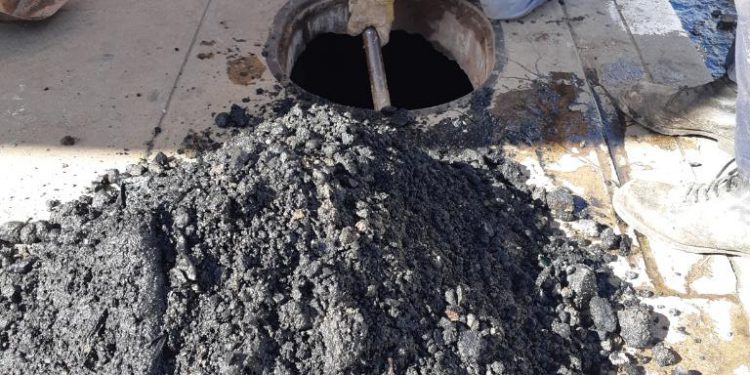 Labores de saneamiento en el sistema de alcantarillado procuran mejoras en el drenaje para evitar inundaciones en el Bulevar. Foto: Raudén González