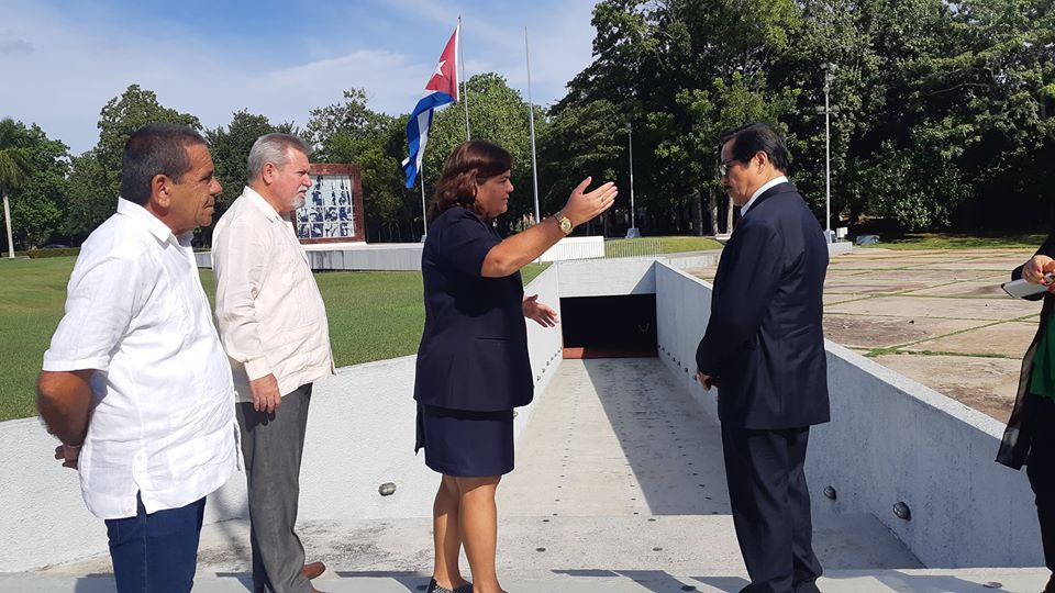 Visita de Alfred T. Palembangan a Artemisa. la izquierda Jorge Luis Oramas y Juan Domínguez, Jefe de Comercio Extrior y Presidente de la Asamblea Provincial del Poder Popular