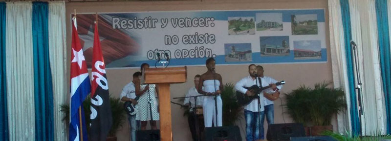 Versus regala su talento en cada actividad de Candelaria, como el acto por el 26 de Julio