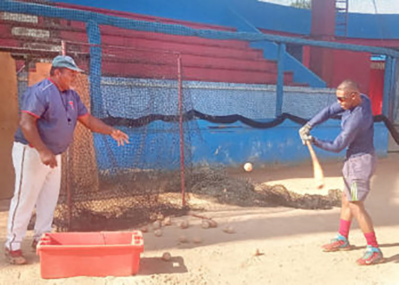 Prácticas de bateo en el Estadio 26 de julio