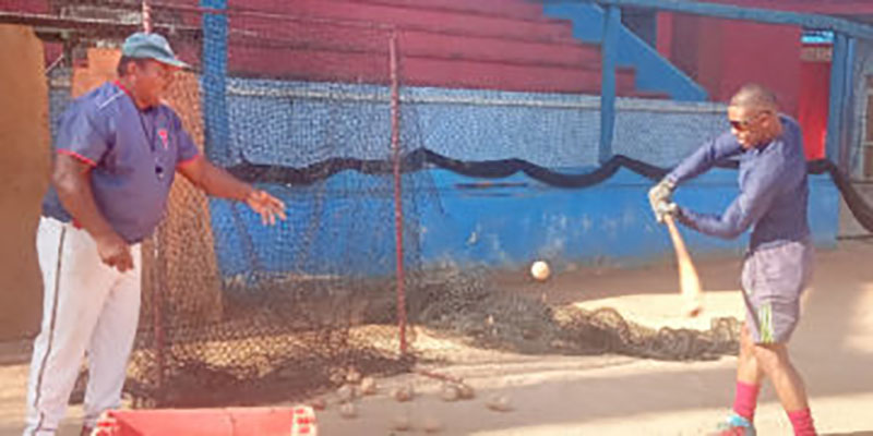 Prácticas de bateo en el Estadio 26 de julio