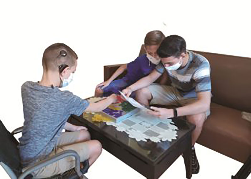 Andy juega con su primo y hermano