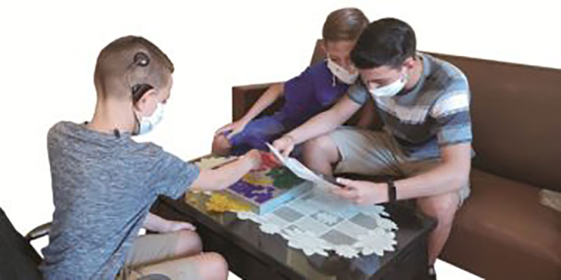 Andy juega con su primo y hermano