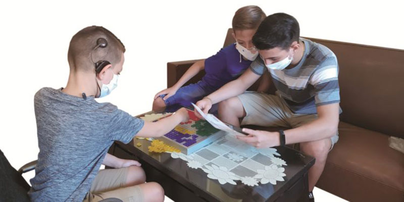 Andy juega con su primo y hermano