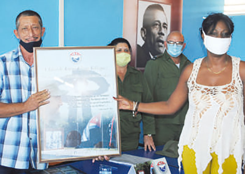 Antonio Chiong, a la izquierda, junto a la nueva primera secretaria de la CTC en la provincia de Artemisa