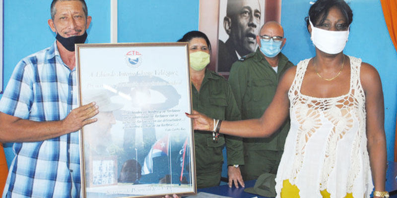 Antonio Chiong, a la izquierda, junto a la nueva primera secretaria de la CTC en la provincia de Artemisa