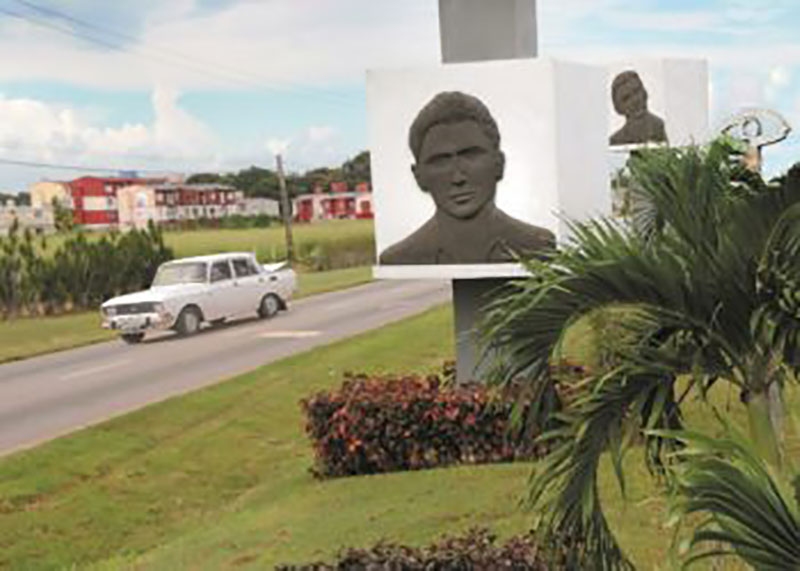 Desde la misma entrada de Artemisa, el homenaje a sus héroes / Foto: Otoniel Márquez