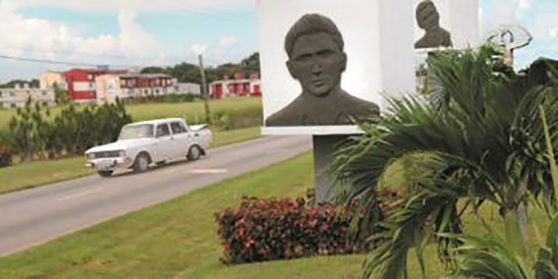 Desde la misma entrada de Artemisa, el homenaje a sus héroes / Foto: Otoniel Márquez