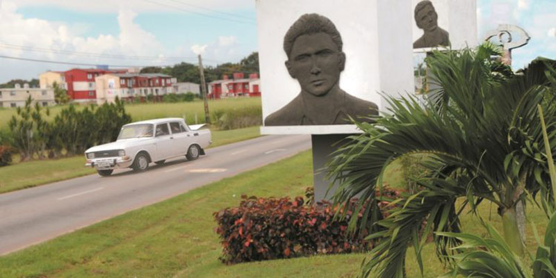 Desde la misma entrada de Artemisa, el homenaje a sus héroes / Foto: Otoniel Márquez