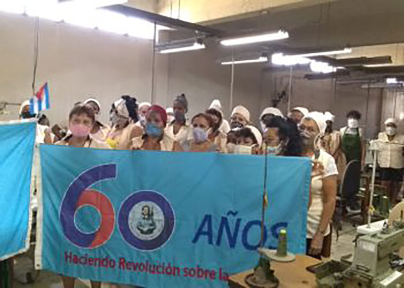 Por el aporte de sus mujeres a la confección de nasobucos y de uniformes para Educación y la Defensa, el taller textil 114 en Artemisa exhibe la bandera Aniversario 60 de la FMC