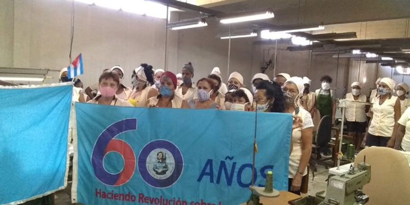 Por el aporte de sus mujeres a la confección de nasobucos y de uniformes para Educación y la Defensa, el taller textil 114 en Artemisa exhibe la bandera Aniversario 60 de la FMC