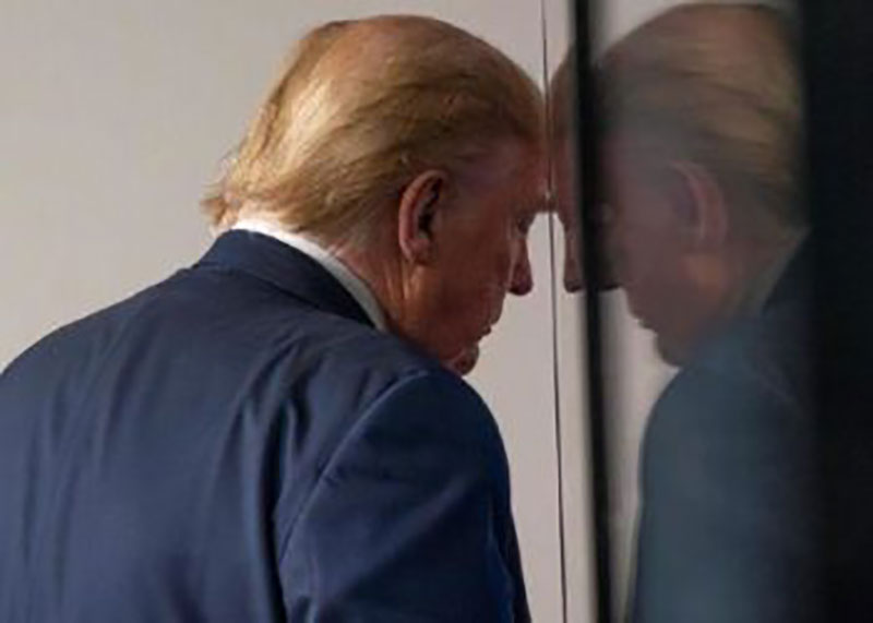 La falta de liderazgo y los errores de Trump ante la pandemia de la COVID-19 lograron que algunos gobernadores republicanos decidieran distanciarse del mandatario. Foto: EFE