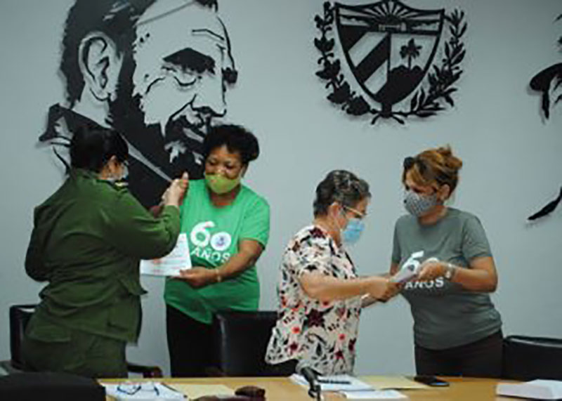 Gladys Martínez Verdecia, presidenta del CDP, y Yamina Duarte Duarte la vicegobernadora, recibieron reconocimientos y flores de la máxima dirección de la organización femenina en Artemisa