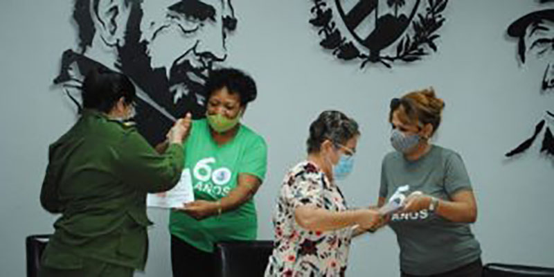 Gladys Martínez Verdecia, presidenta del CDP, y Yamina Duarte Duarte la vicegobernadora, recibieron reconocimientos y flores de la máxima dirección de la organización femenina en Artemisa