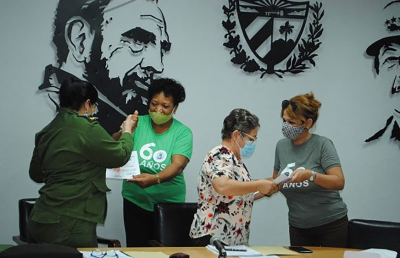 Gladys Martínez Verdecia, presidenta del CDP, y Yamina Duarte Duarte la vicegobernadora, recibieron reconocimientos y flores de la máxima dirección de la organización femenina en Artemisa