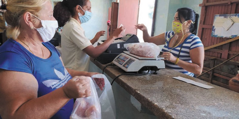 Los clientes de la bodega El Compañero, en Guanajay, esperan que esta idea se mantenga tras la Covid / Foto: Aleandro Lóriga