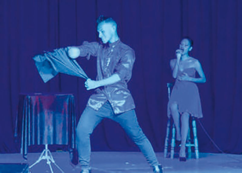 Brayan Pérez López, conocido como el mago Brayan, y su novia Sheyla Hernández Remón