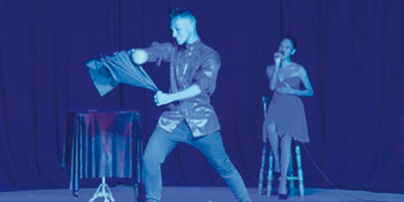 Brayan Pérez López, conocido como el mago Brayan, y su novia Sheyla Hernández Remón