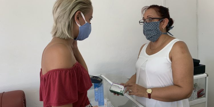 Yadira opta por un servicio dispensarial de excelencia.