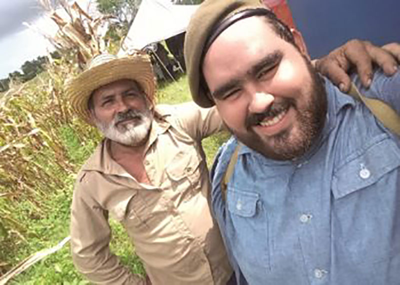 Yeyo junto a su padre Rolando, también actor de la serie
