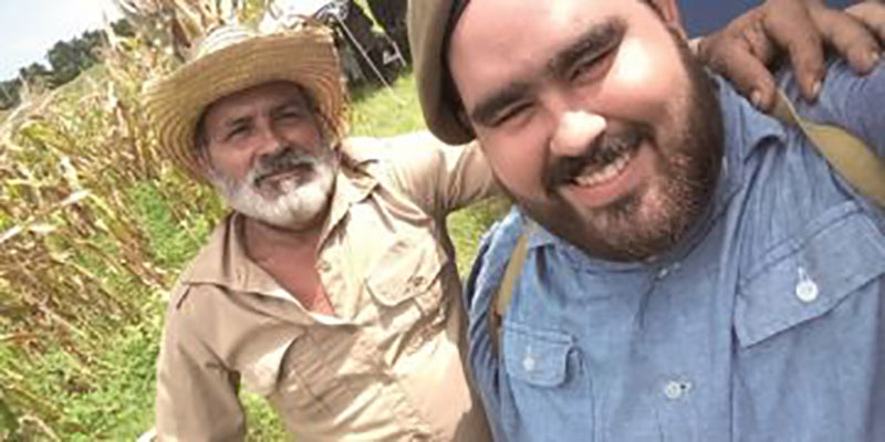 Yeyo junto a su padre Rolando, también actor de la serie