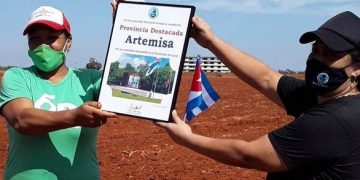 En pleno campo, aportando a la economía, las mujeres artemiseñas recibieron la Condición de Provincia destacada en la emulación por el 8 de Marzo / Foto tomada del perfil de Facebook de Nancy Wongfuncionaria de la dirección nacional en la FMC el Reconocimiento que nos acredita Provincia Destacada en la Emulación Nacional por el 8 de Marzo