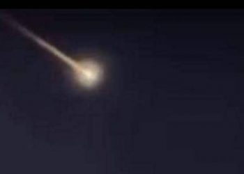 El meteorito de esta noche, visto desde un balcón en Moa, Holguín. Foto: Gerardo Hernández/ Vía Twitter.