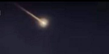 El meteorito de esta noche, visto desde un balcón en Moa, Holguín. Foto: Gerardo Hernández/ Vía Twitter.