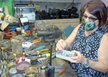 MARÍA Regla Salazar Ledesma, en su taller de cerrajería