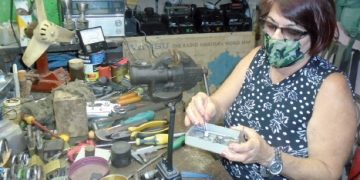 MARÍA Regla Salazar Ledesma, en su taller de cerrajería