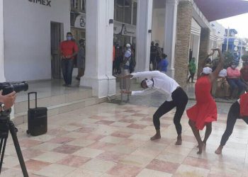 En plena grabación de su obra para las Romerías en el bulevar de Artemisa