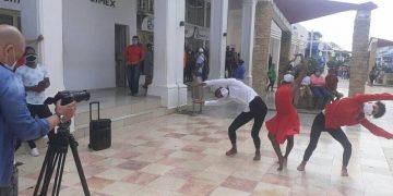 En plena grabación de su obra para las Romerías en el bulevar de Artemisa