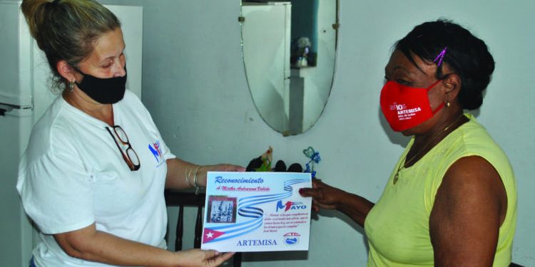Estaría de nuevo detrás de un timón, asegura Mirtha Arozarena Valido, la Heroína artemiseña de los transportistas. Foto: Humberto Líster