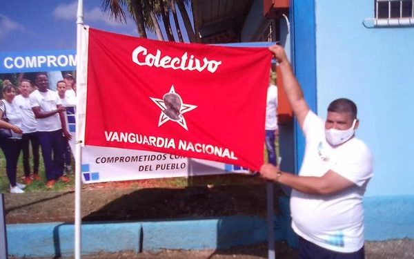 Los 143 trabajadores de la Unidad Empresarial de Base Mayorista Droguería Artemisa, perteneciente a Emcomed, y a su vez a Cubafarma, recibieron la Condición Vanguardia Nacional