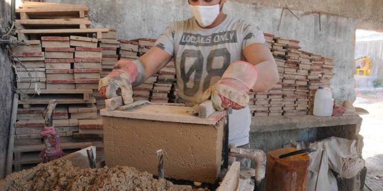 La producción local de materiales de construcción es esencial para abaratar los costos / Foto: Otoniel Márquez