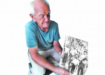 Gilberto Pastrana Perdigón expone la foto donde aparece junto a los combatientes Juan de Dios Fraga, Vicente Plasencia y su hermano José Pastrana, tras su paso por la lucha contra bandidos. / Foto: María Fernanda Terry