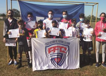 El entrenador Adyandro González junto a los ganadores del evento