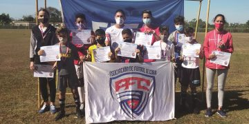 El entrenador Adyandro González junto a los ganadores del evento