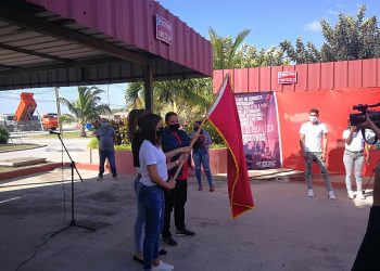 Jóvenes de la ECM recibieron la bandera de honor de la UJC