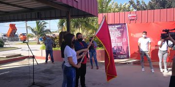 Jóvenes de la ECM recibieron la bandera de honor de la UJC