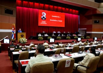 Manuel Marrero llamó la atención sobre las medidas aprobadas para consolidar un sistema empresarial estatal innovador, eficaz y generador de bienes y servicios de alta calidad. Foto: Juvenal Balán