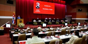Manuel Marrero llamó la atención sobre las medidas aprobadas para consolidar un sistema empresarial estatal innovador, eficaz y generador de bienes y servicios de alta calidad. Foto: Juvenal Balán