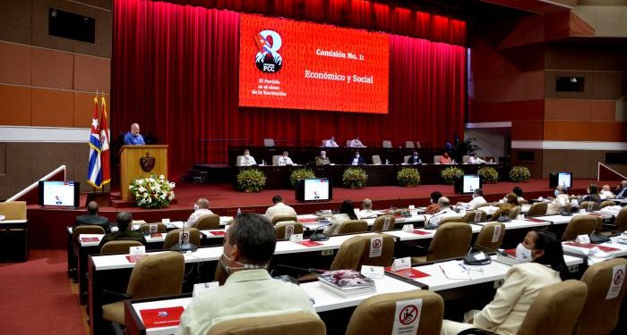 Manuel Marrero llamó la atención sobre las medidas aprobadas para consolidar un sistema empresarial estatal innovador, eficaz y generador de bienes y servicios de alta calidad. Foto: Juvenal Balán