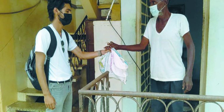 Joven Instructor de Arte asume otras tareas frente a la COVID-19